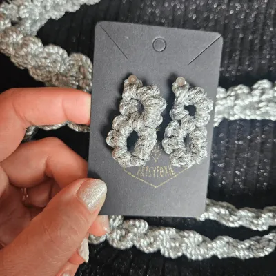 Silberne Ohrringe aus metallischem Garn, handgemachte Blumen-Statement Earrings mit festlichem Glow, limitierte Edition