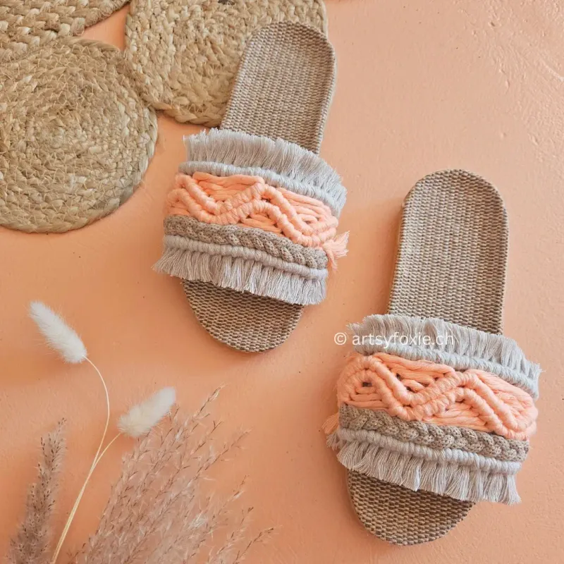 Makramee Slippers Damen handgemacht – Farbkombi Giza Salmon &amp; Beige, nachhaltige Sommerschuhe mit Fransen.