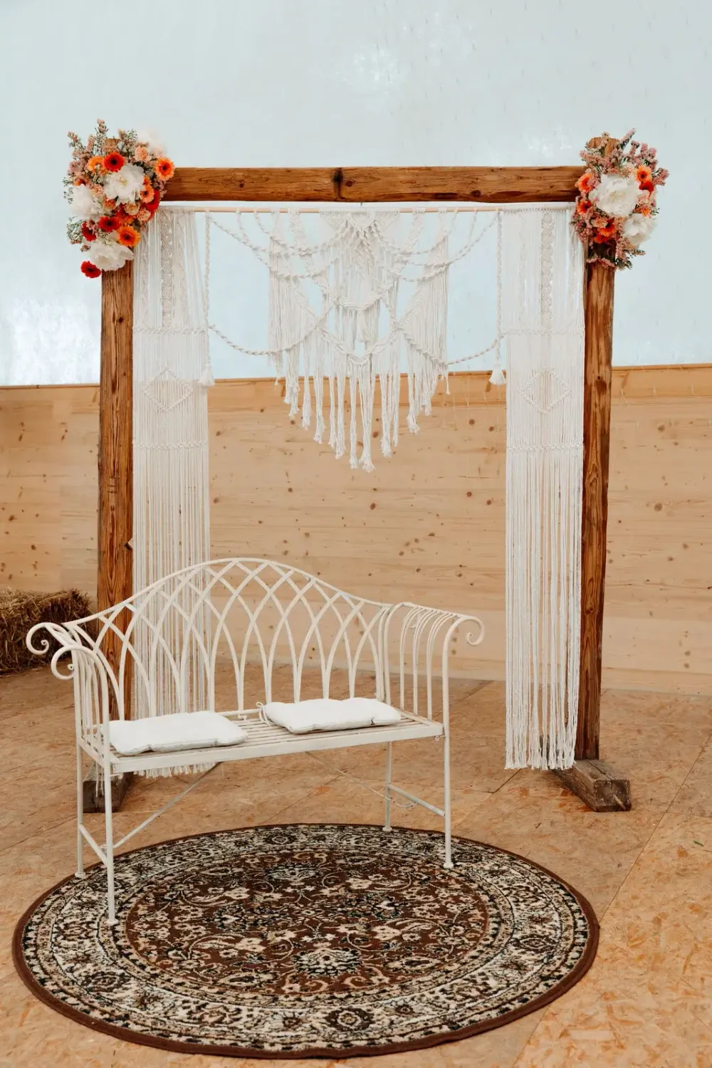 Handgeknüpfter Makramee-Traubogen im Boho-Stil auf Holzstab, geeignet für Hochzeiten und freie Trauungen in der Schweiz