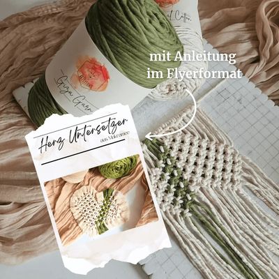 DIY Set Makramee Herzuntersetzer im Entstehungsprozess mit Garnrollen und Schritt-für-Schritt Anleitung