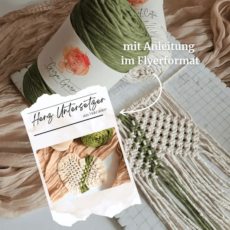 DIY Set Makramee Herzuntersetzer im Entstehungsprozess mit Garnrollen und Schritt-für-Schritt Anleitung