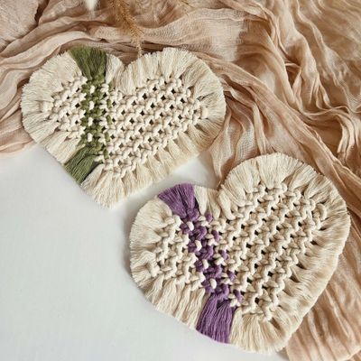 Zwei Makramee Herzuntersetzer in Natur–Matcha und Natur–Plum, geknüpft aus Baumwollgarn