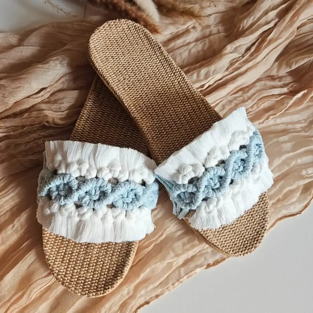 Makramee Slippers Damen – flache Boho Sandalen in hellblau mit weissen Fransen, Sommerurlaub Schuhe