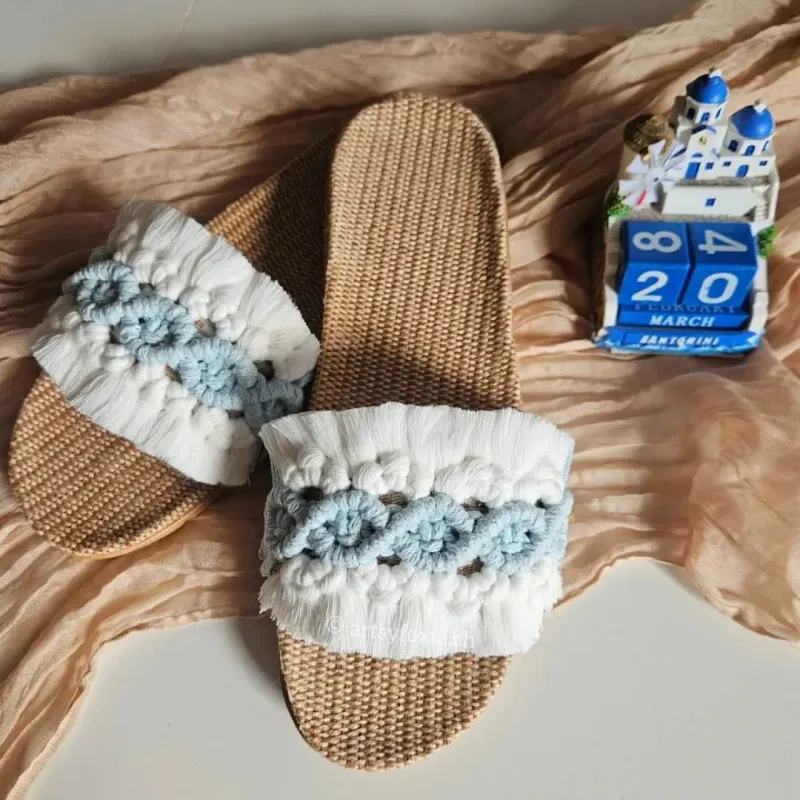 Handgefertigte Makramee Sandalen Santorini in hellblau und weiss, leichte Slippers für Alltag, Ferien oder Strand