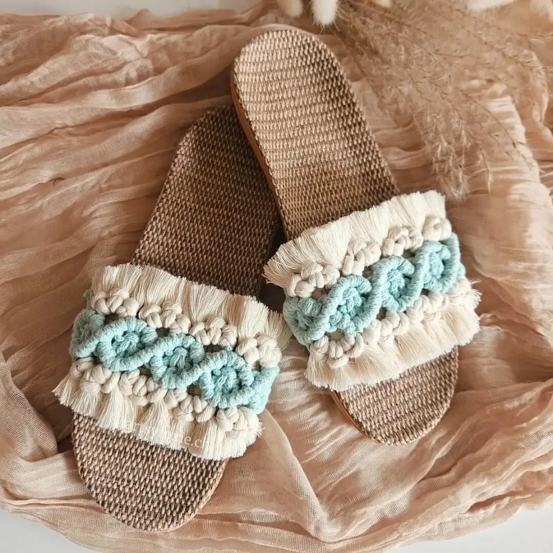 Makramee Sandalen Damen – handgeknüpfte flache Boho Slippers in Mint und Ecru, leichte Sommerschuhe für Urlaub
