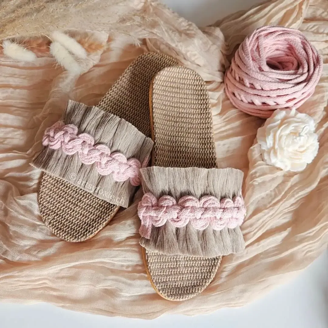 Kythera Makramee Slippers Damen – flache Boho Sandalen mit Wellenmuster, handgeknüpft aus Baumwolle