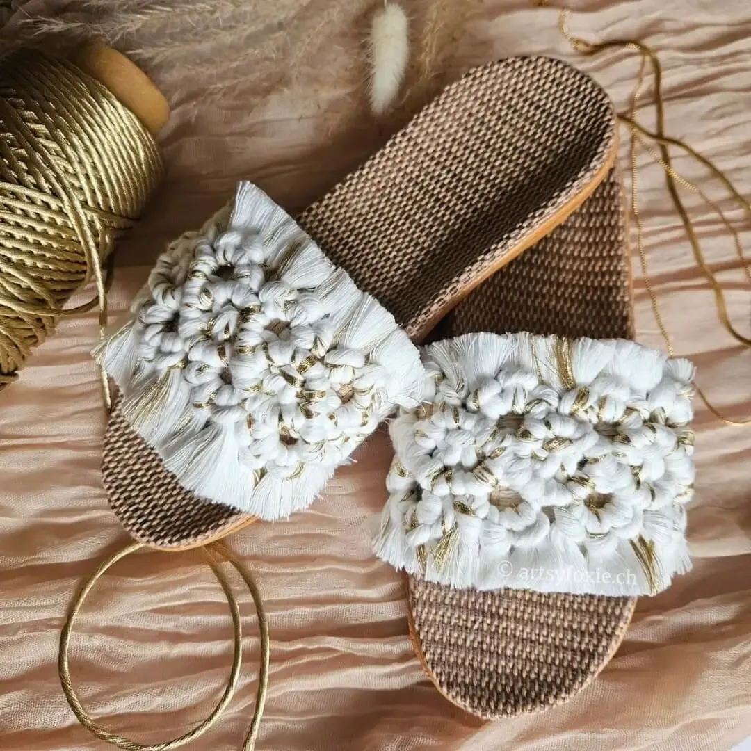 Makramee Slippers Damen – handgeknüpfte Sommer Sandalen in Perlmutt-Gold, leichte flache Boho Schuhe