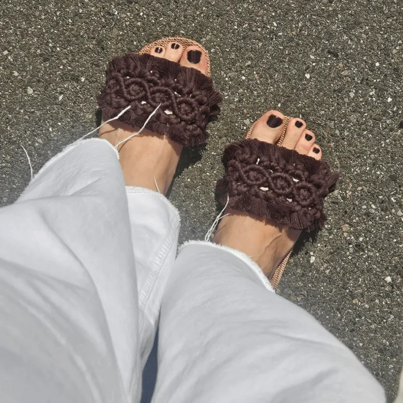 Makramee Slippers Chocolate getragen – braune Boho Sommerschuhe aus Giza Baumwolle, bequem &amp; handgemacht Schweiz