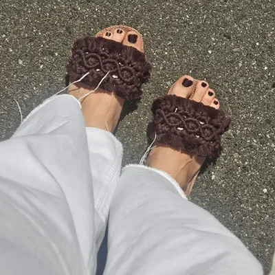 Makramee Slippers Chocolate getragen – braune Boho Sommerschuhe aus Giza Baumwolle, bequem &amp; handgemacht Schweiz