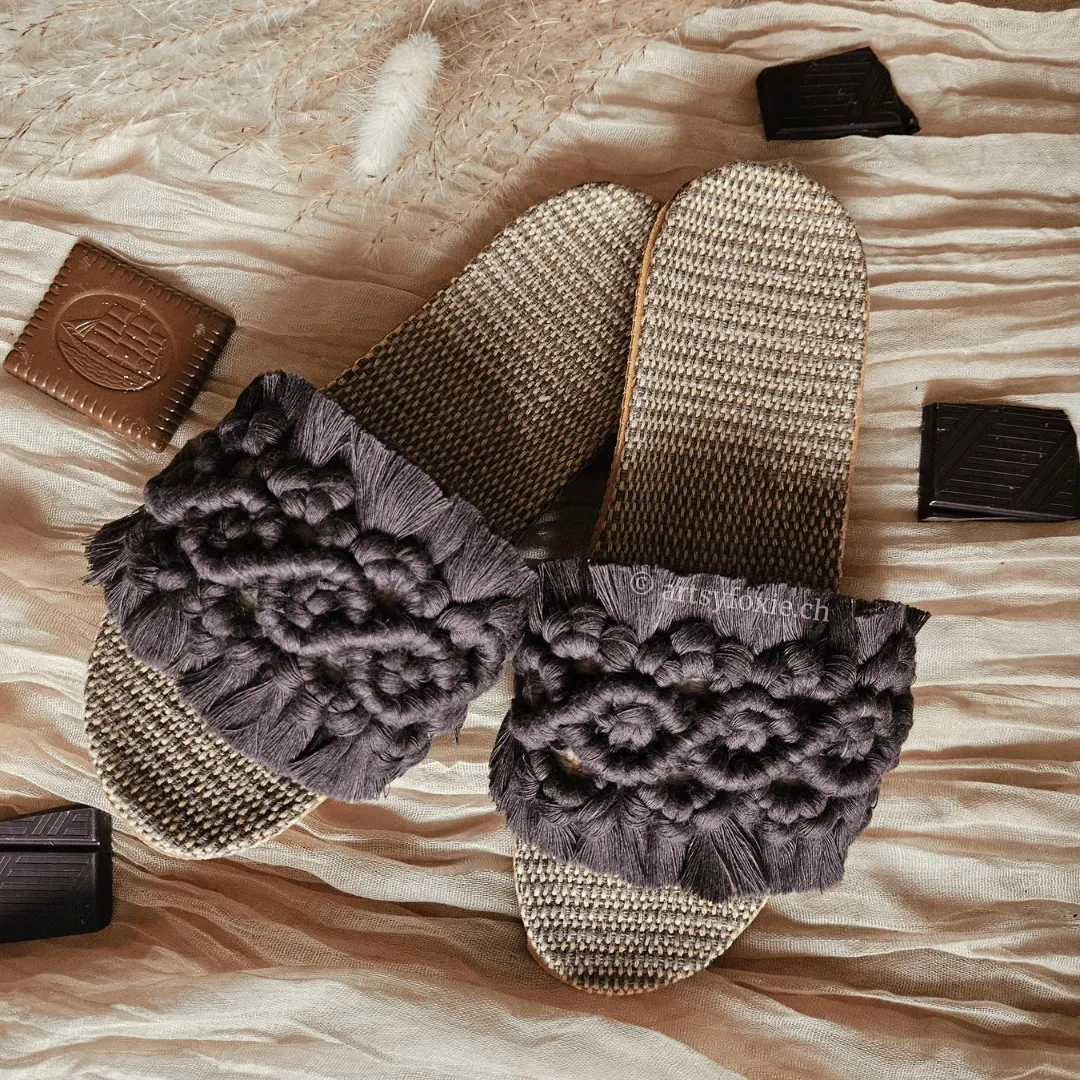 Makramee Slippers Chocolate Flatlay – braune Boho Hausschuhe aus Giza Baumwolle, handgemacht in der Schweiz