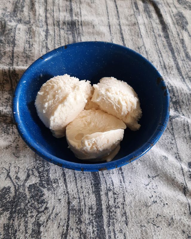Frigid Cow Vanilla Ice Cream - Single Scoop
