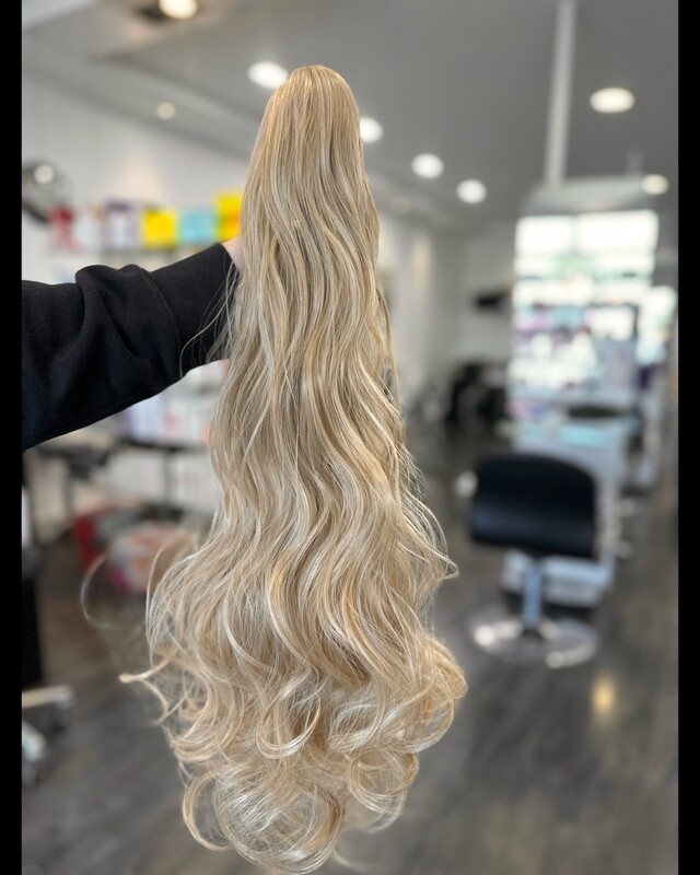 SYNTHETIC CLAW CLIP PONY SANDSTONE BEIGE
