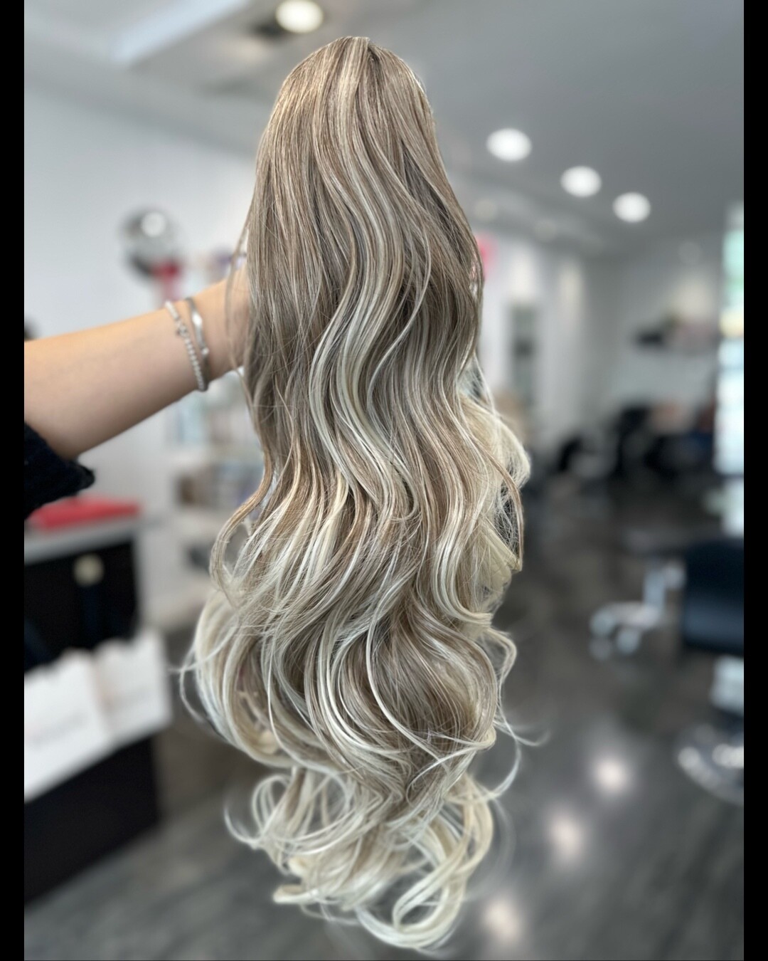 SYNTHETIC CLAW CLIP PONYTAIL OMBRE WITH BLONDE ENDS