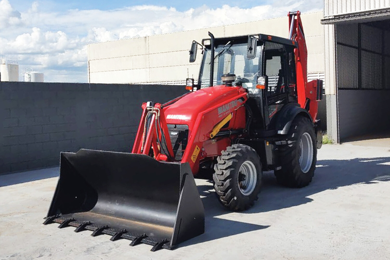 Retroescavadeira Manitou 4x2 MBL-X 900