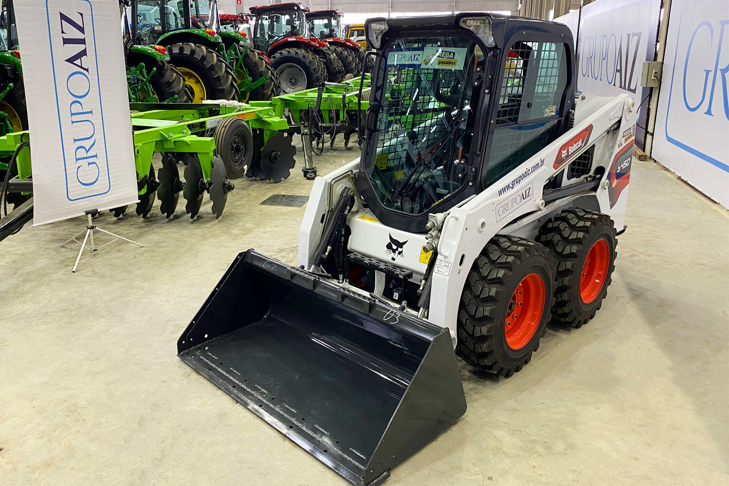 Mini Carregadeira de Rodas Bobcat S450