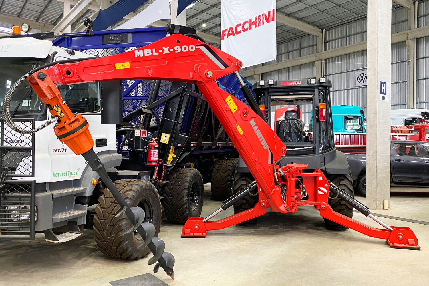 Retroescavadeira Manitou 4x2 67HP MBL-X 900 90KL STE Com Perfuratriz