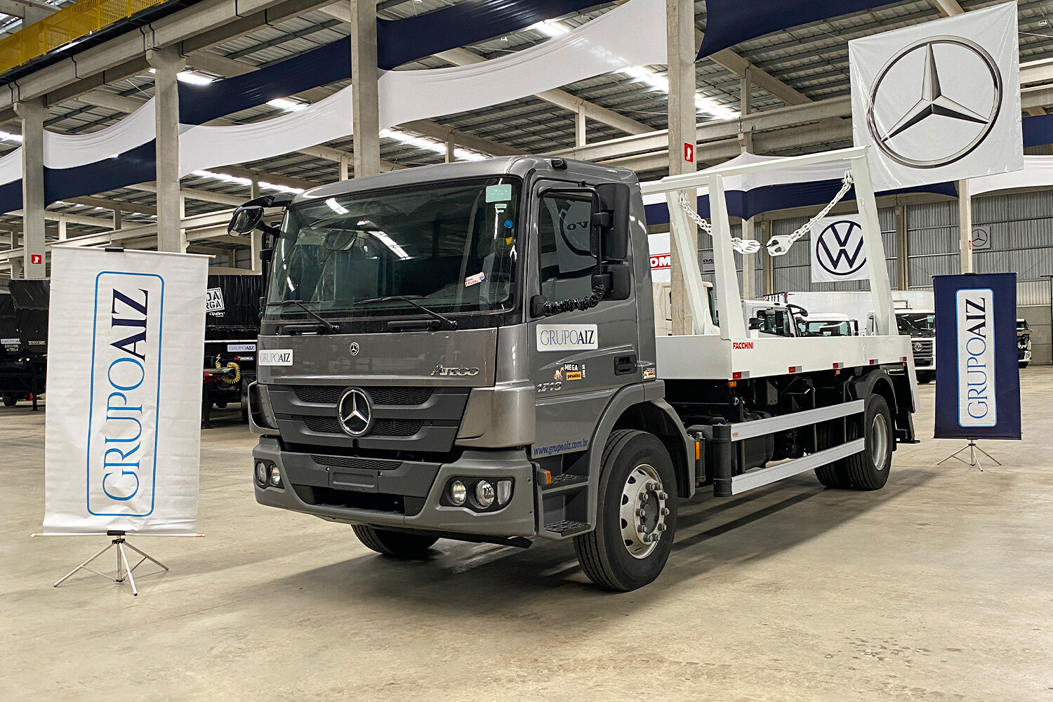 Caminhão MB Atego 1719/48 Polinguindaste Duplo Não Articulado 9 Ton