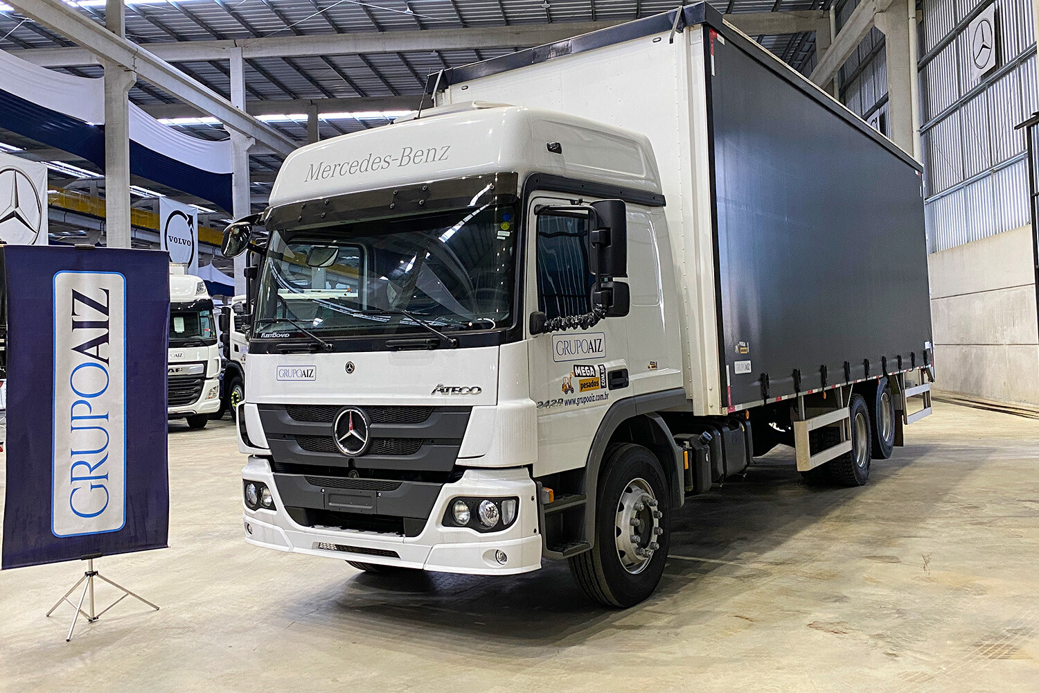 Caminhão Mercedes-Benz 2429 com Baú Sider 8,5m
