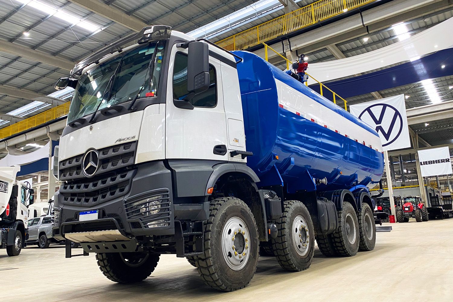 Caminhão Mercedes-Benz Arocs 4851 8x4 24/25 Pipa 40.000L
