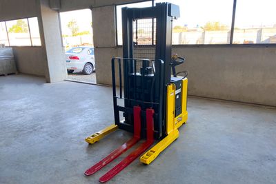 Paleteira Elétrica Hyster W30ZR Cap. 1.360kg Altura máx. 3.124mm