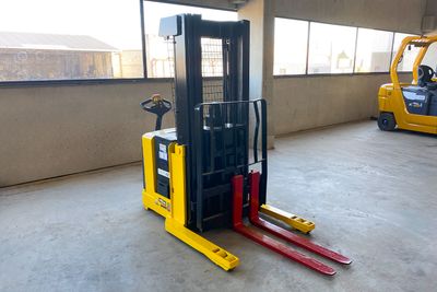 Paleteira Elétrica Hyster W30ZR Cap. 1.360kg Altura máx. 3.124mm 5.720h