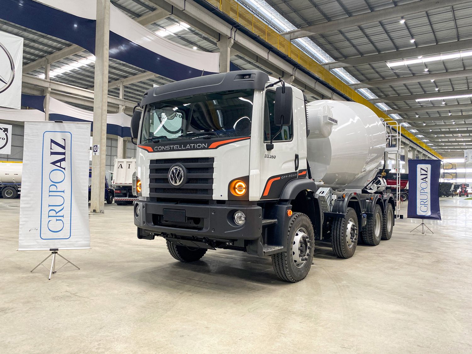 Caminhão VW 33.260 8x4 24/25 Betoneira Liebherr 10m³