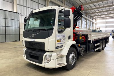 Caminhão Volvo VM 290 6x2R  City 24/25 Guindaste 17 ton  Palfinger