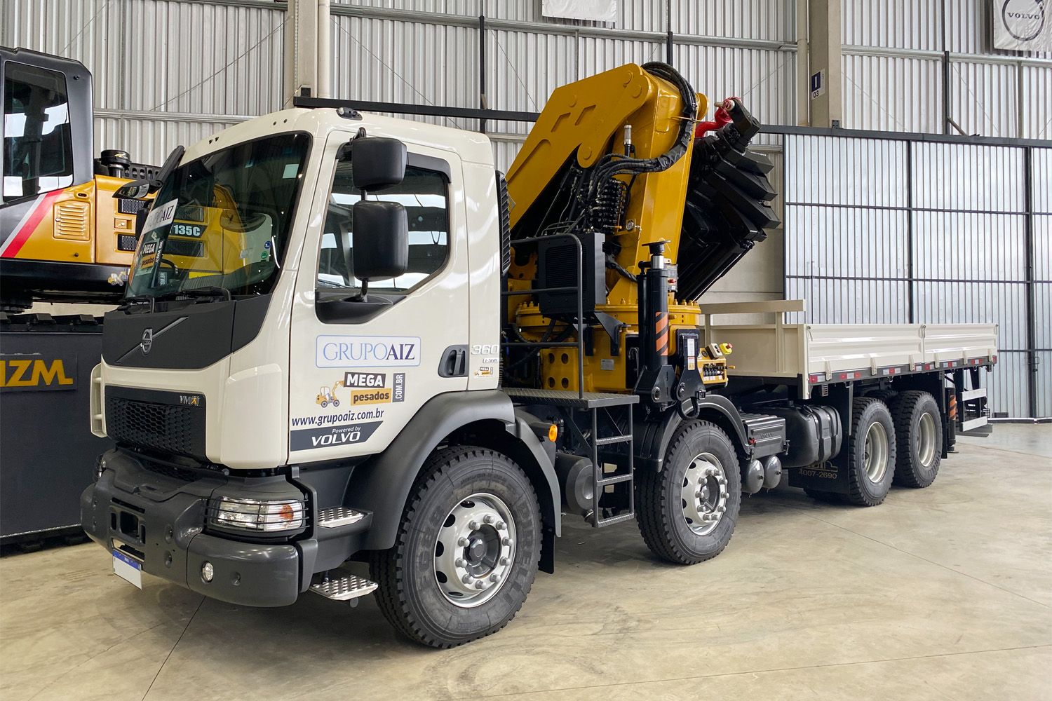 Caminhão Volvo VMX 360 8x4 23/23 Guindaste Canivete 80 ton