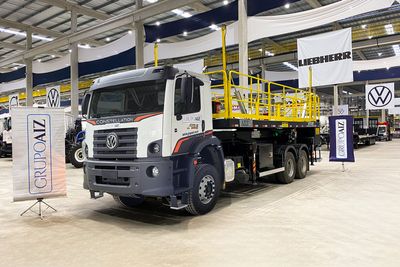 Caminhão VW 27.260 6x4 24/25 Plataforma Pantográfica