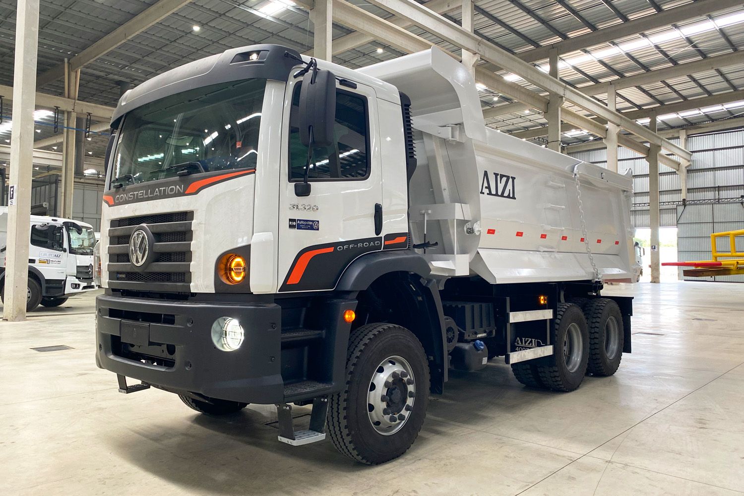 ​Caminhão VW Constellation 31.320 6x4 24/25 Meia Cana 14m³