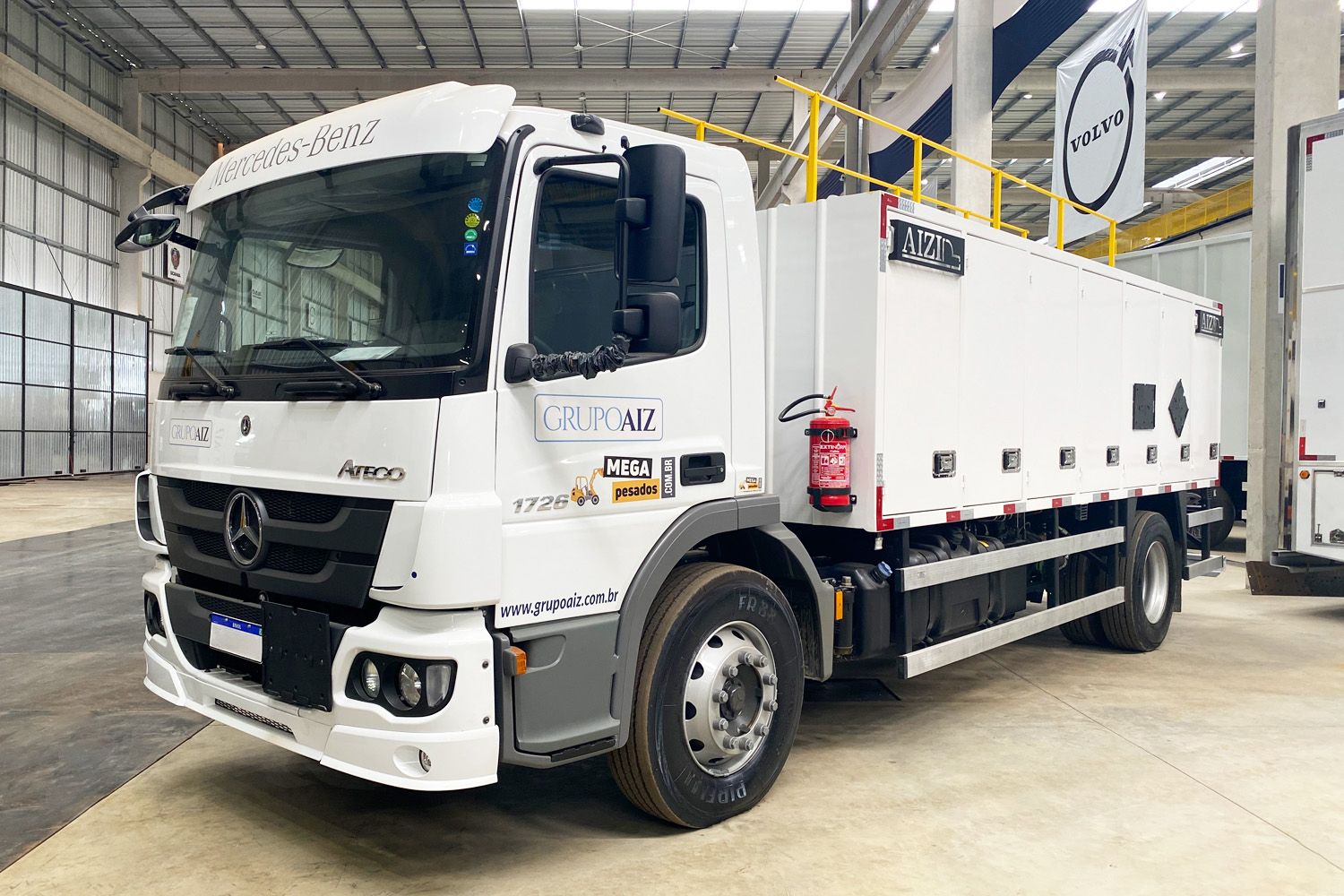 Caminhão Mercedes-Benz Atego 1726 4x2 23/23 com Comboio 6.000L AIZI