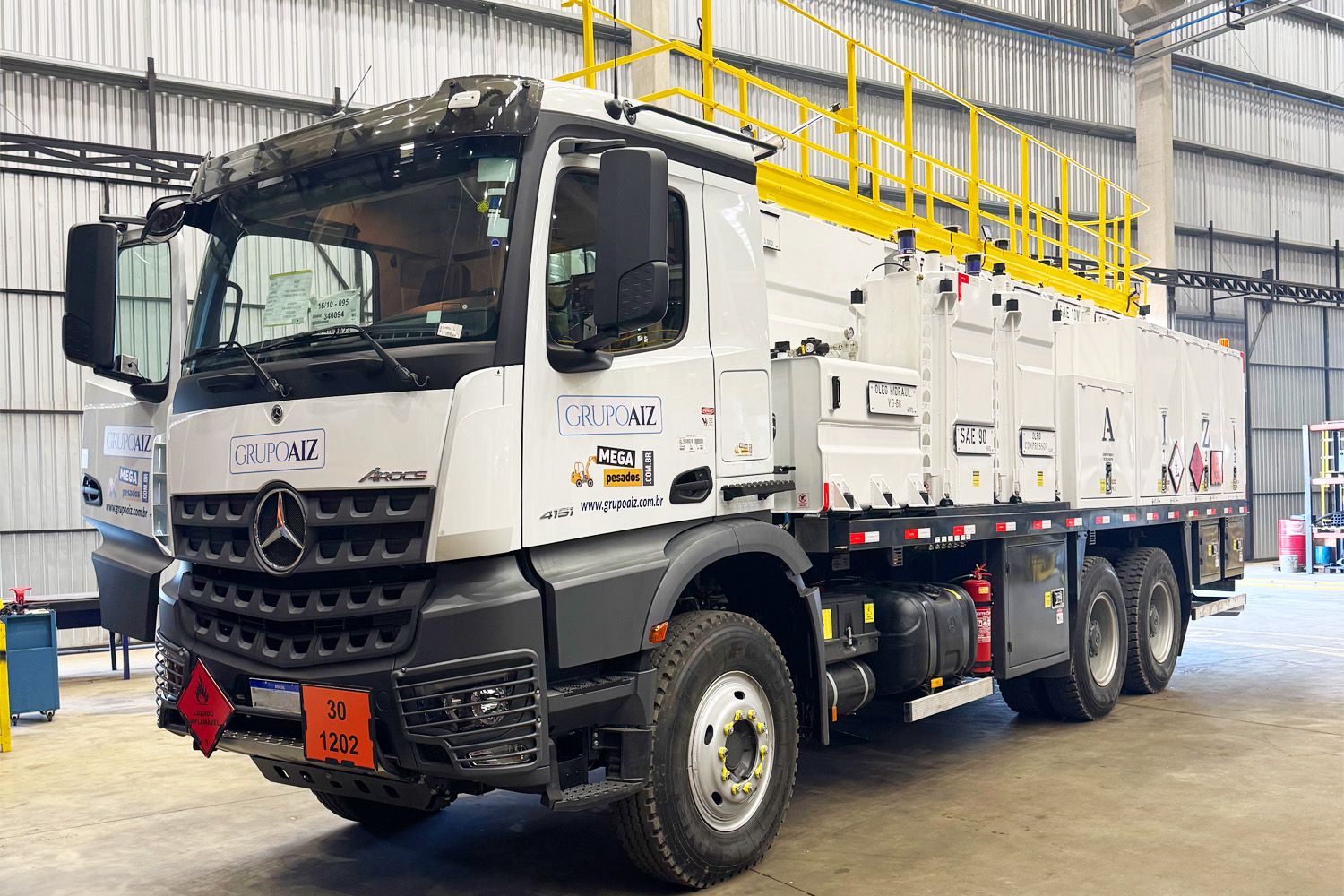 Caminhão MB Arocs 4151 6x4 23/24 Comboio 10.000L AIZI