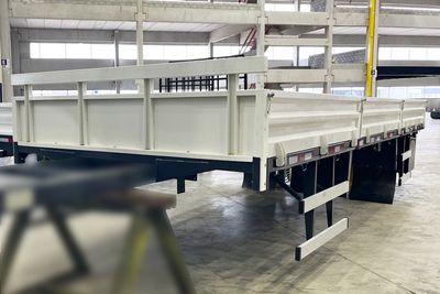 Carroceria de Metal 7,1m x 2,6m AIZI + Tampas nas Laterais e Traseira
