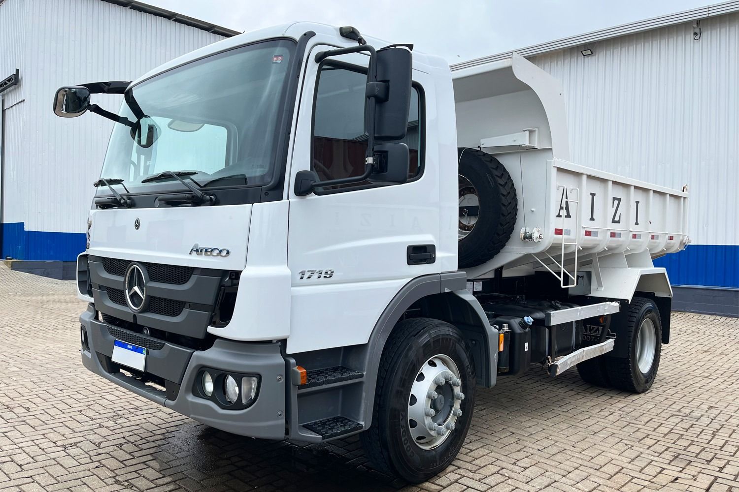 Caminhão MB Atego 1719 4x2 23/23 Caçamba Convencional 6m3