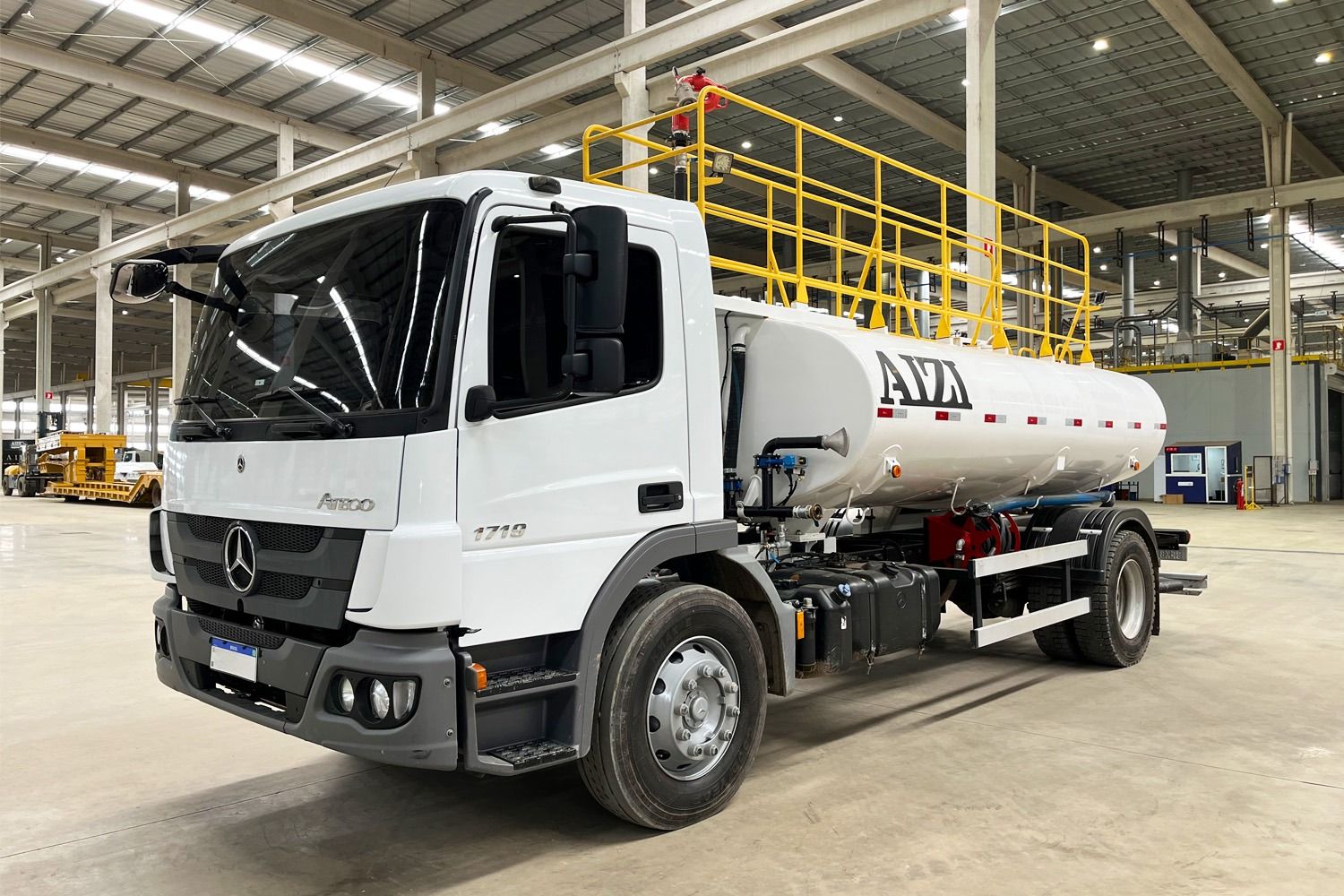 Caminhão MB Atego 1719 4x2 Pipa 10.000L Seminovo