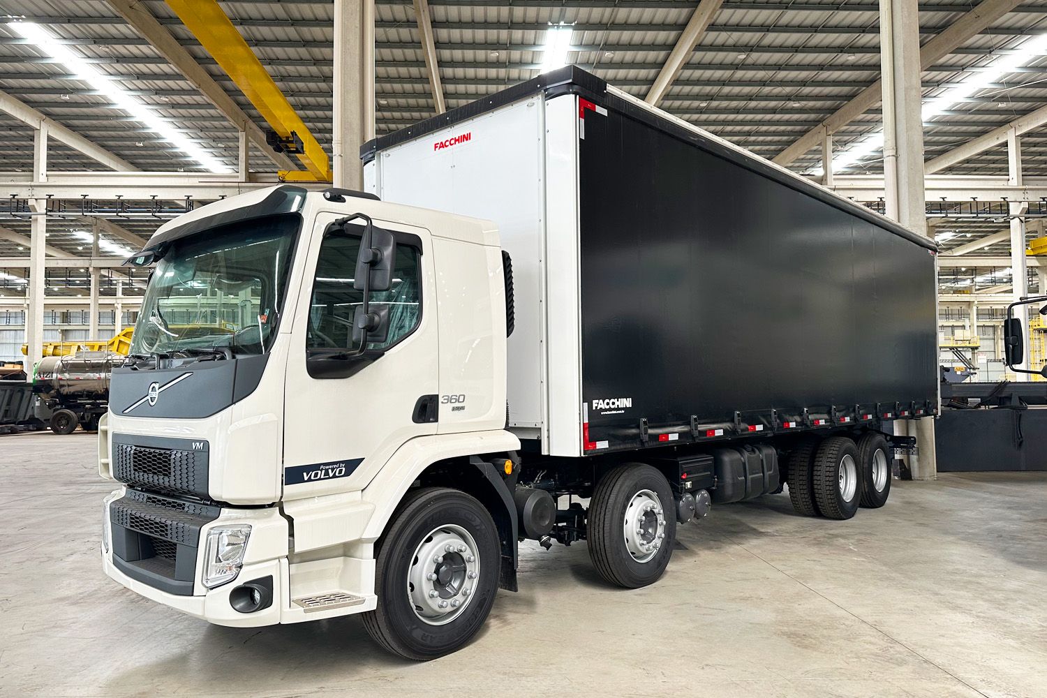 Caminhão Volvo VM 360 8x2 25/25 Baú Sider Facchini 9,5m