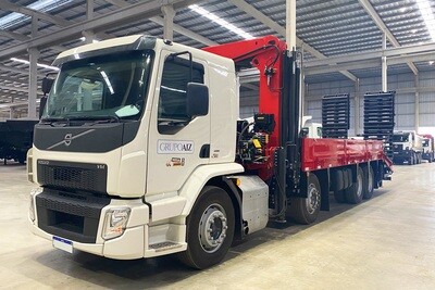 Caminhão Volvo VMX 360 8x2 26/26 Guindaste Palfinger 45Trave c/rampa + Plataforma fixa