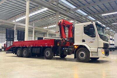 Caminhão Volvo VMX 360 8x2 26/26 Guindaste Palfinger 45Trave c/rampa + Plataforma fixa