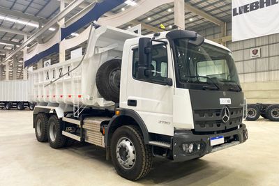 Caminhão MB Atego 2730 6x4 26/26 Caçamba Convencional 12m³ AIZI