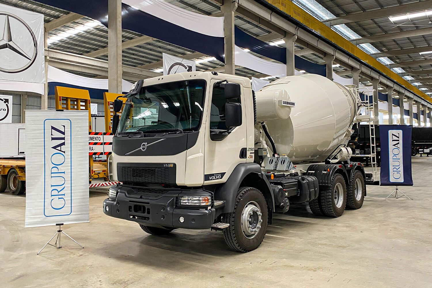 Caminhão Volvo VMX 290 6x4 26/26 com Betoneira 8m³ Liebherr