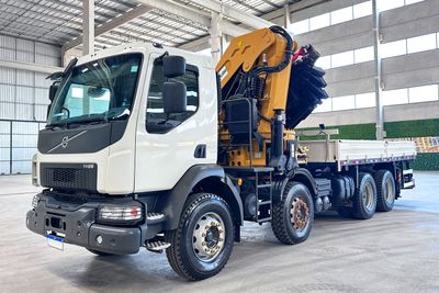 Caminhão Volvo VMX 360 8x4 23/23 Seminovo Guindaste Canivete 80C