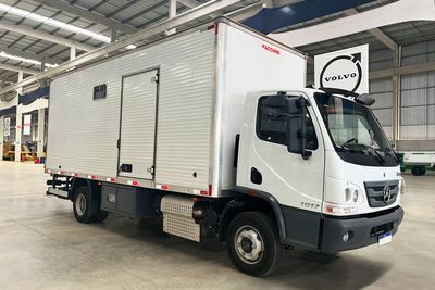 Caminhão MB Accelo 1017 4x2 25/25 Baú Oficina 7m
