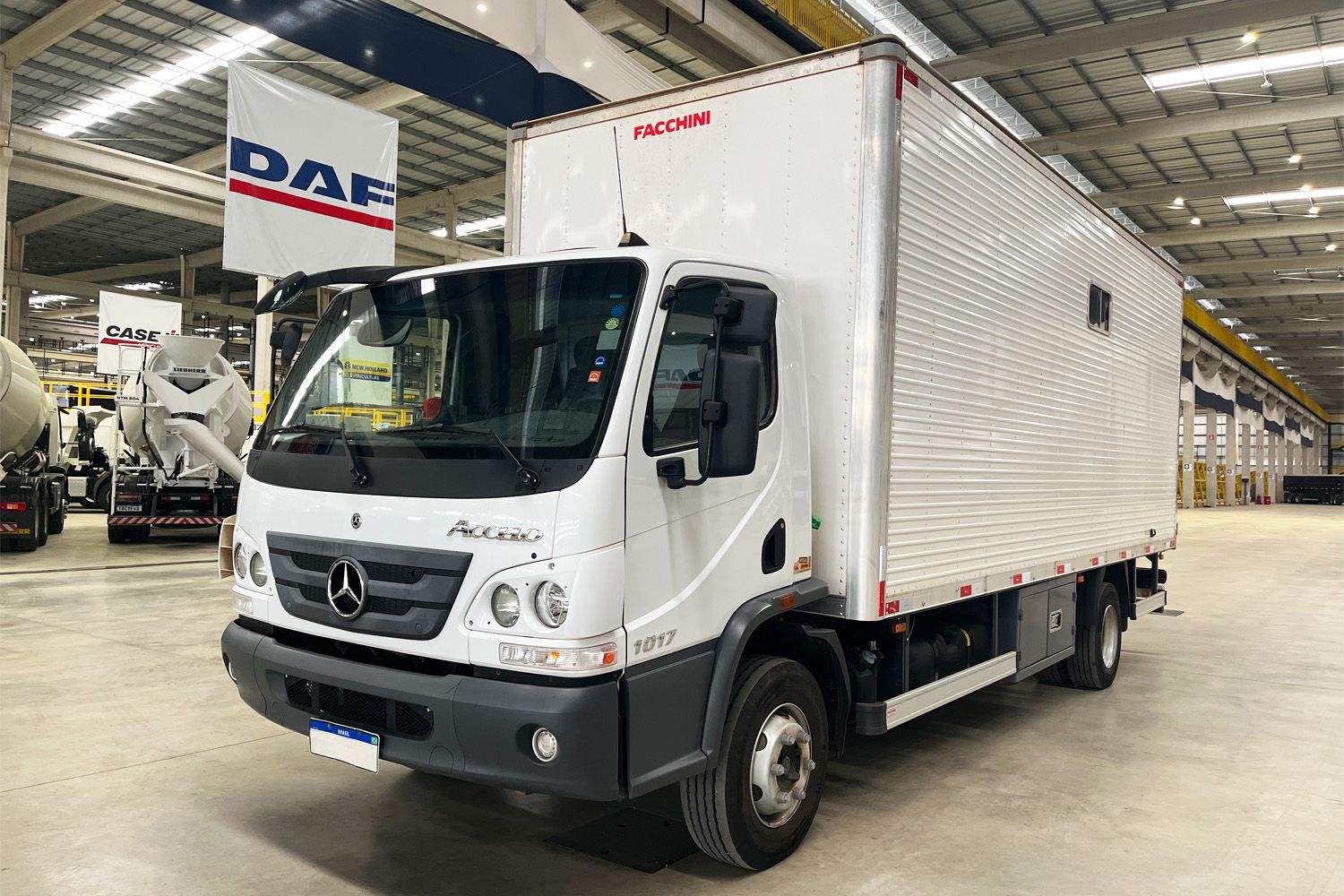 Caminhão MB Accelo 1017 4x2 25/25 Baú Oficina 7m