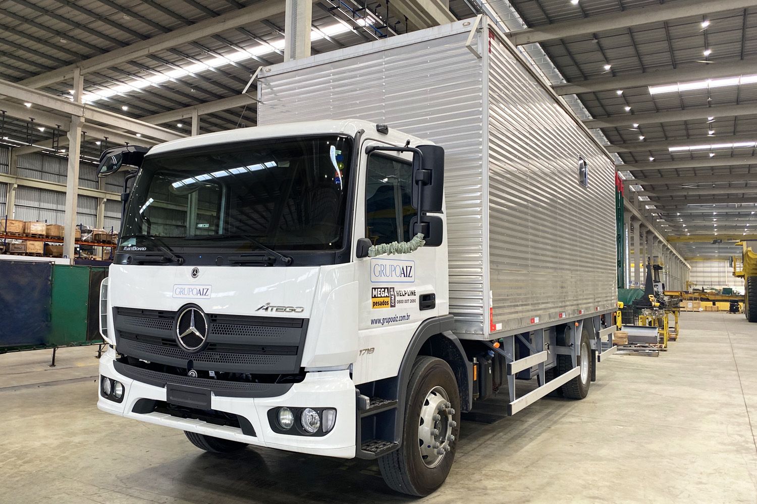 Caminhão MB Atego 1719 4x2 25/25 Baú Oficina 7m