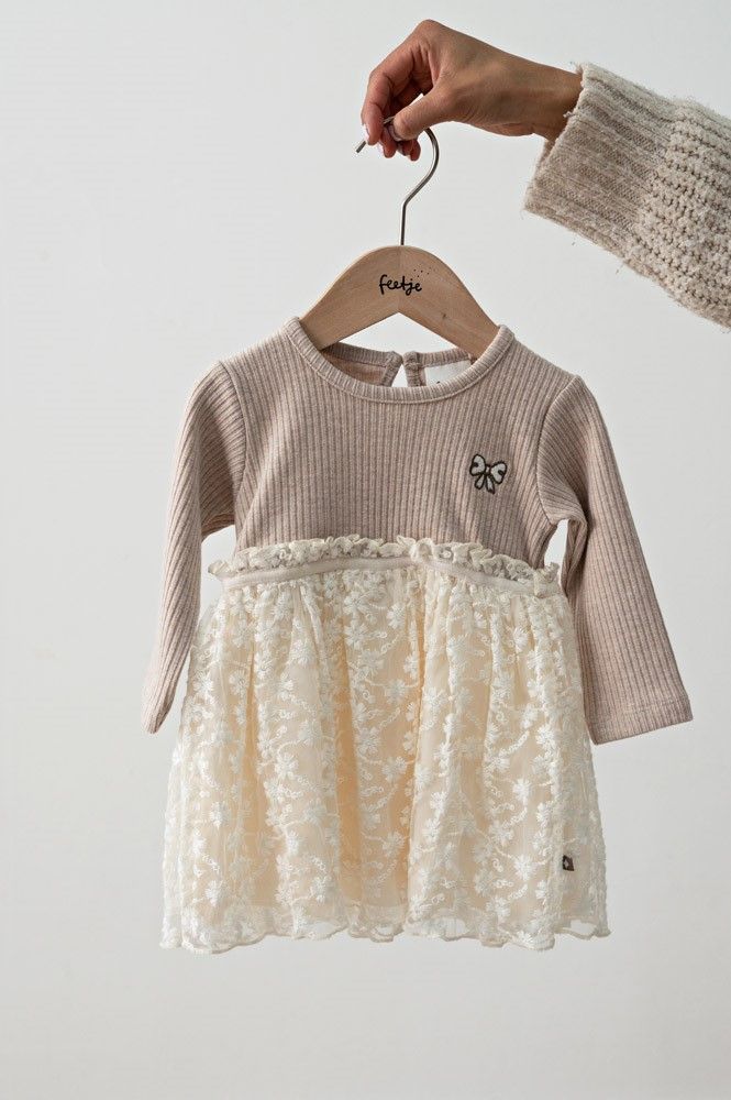 Feetje Jurk met geborduurd tule - Dress to Impress Taupe melange