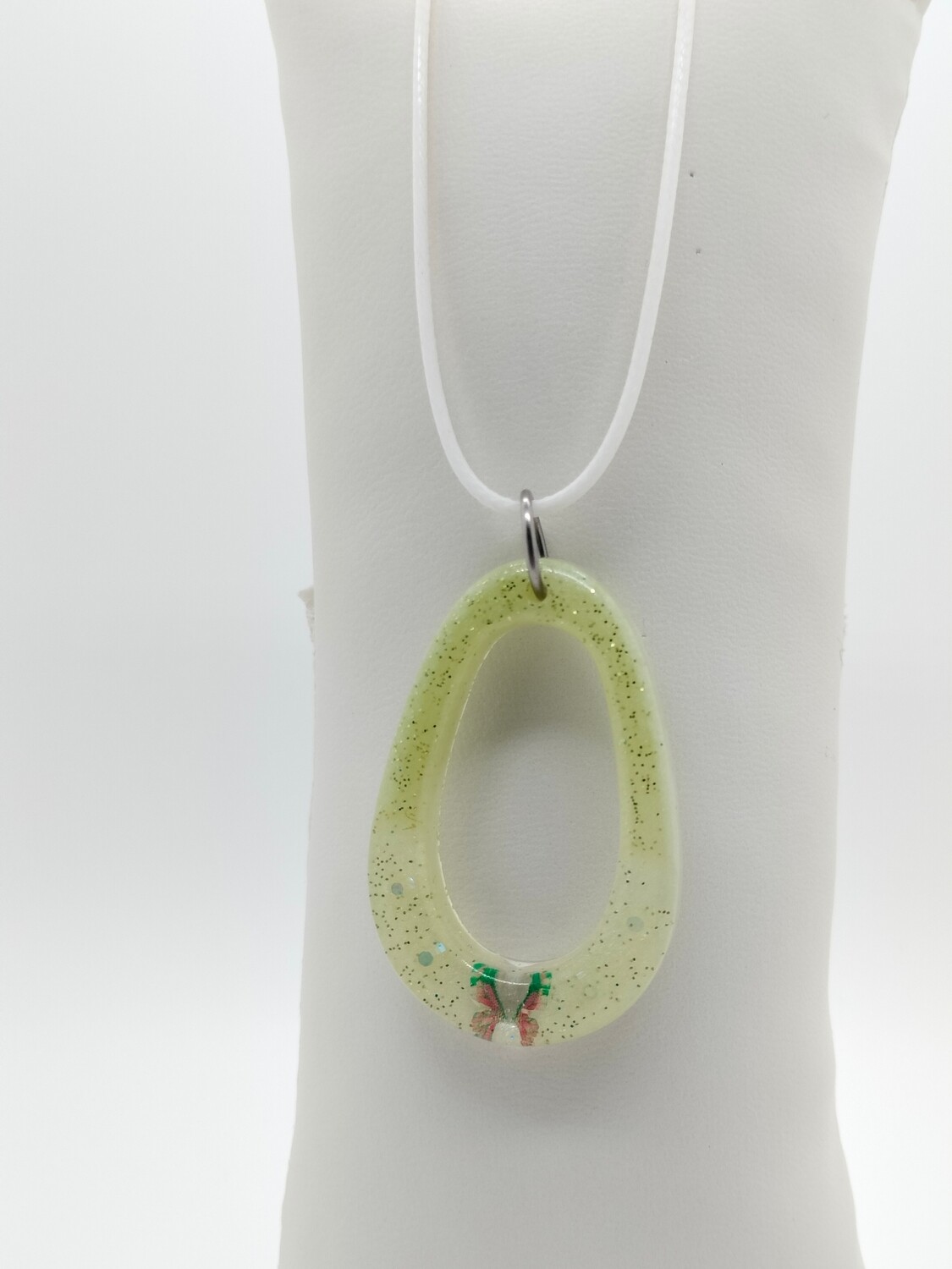 Hanger limegroen met vlinder Hanger limegroen met vlinder