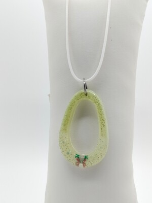 Hanger limegroen met vlinder Hanger limegroen met vlinder