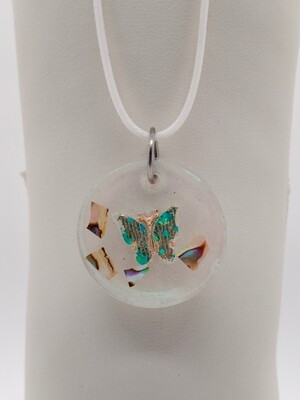 Hanger met parelmoer stukjes en vlinder Hanger met parelmoer stukjes en vlinder