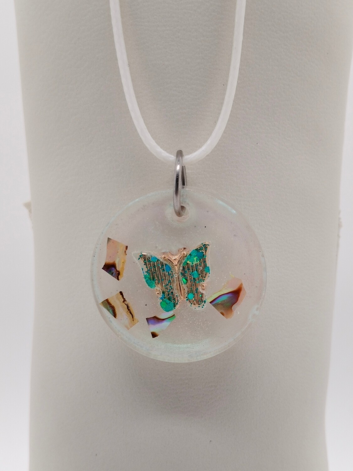 Hanger met parelmoer stukjes en vlinder Hanger met parelmoer stukjes en vlinder