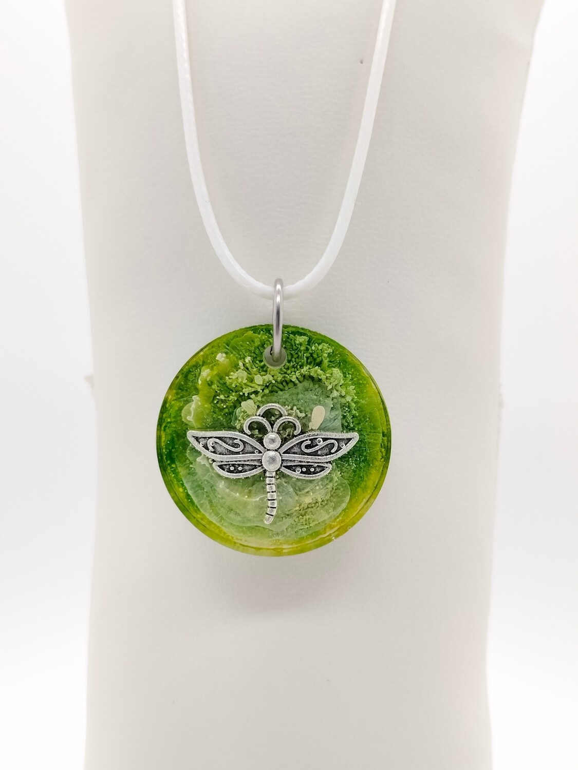 Hanger met groen effecten en libelle Hanger met groen effecten en libelle